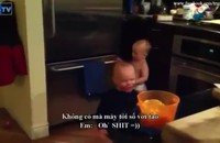 2 bé sinh đôi tranh cãi hài hước