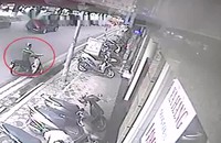 Cô gái sững người nhìn tên trộm lấy xe Lead