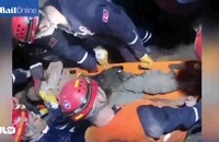 Clip giải cứu người đàn ông bị vùi dưới đống đổ nát sau động đất Nepal