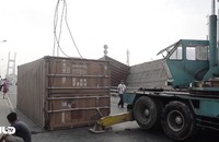 Lật xe container trên cầu Phú Mỹ