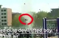 Clip: Lốc cuốn lên cao một học sinh lớp 3