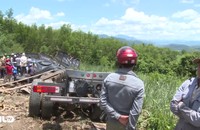 Xe chở sắt lao xuống vực, 3 người tử vong