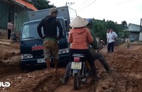 Giữa phố, học sinh vượt sình lầy đến trường