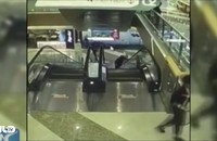 Clip: Bé trai 4 tháng tuổi mất mạng vì bà nội bất cẩn khi đi thang cuốn