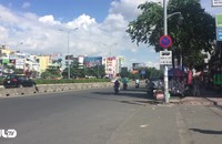 Xe “dù” ngang nhiên dừng đón khách trên tuyến đường cấm