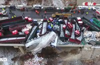 Hàng chục xe đâm liên hoàn, hơn 50 người thương vong