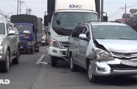 Cả gia đình đi dự tiệc suýt chết vì tai nạn giao thông