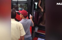 Clip phụ xe hung hăng đuổi hai cô gái Tây khỏi xe khách