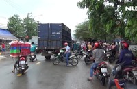 Xe máy ôm cua tông xe tải, hai người chết tại chỗ