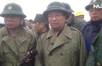 Phó Thủ tướng Trịnh Đình Dũng thị sát và chỉ đạo ứng phó bão số 12