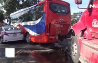 Container lao vào dòng xe dừng đèn đỏ, 2 người nhập viện cấp cứu