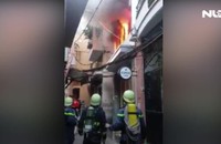 Giải cứu người phụ nữ trong đám cháy ở phố Bùi Viện sáng cuối năm