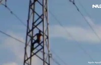 Giải cứu người đàn ông nghi ngáo đá leo cột điện
