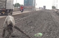 Bùn đất đổ tràn trên cầu Chợ Đệm, hàng chục người té ngã