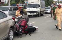 Phóng nhanh trong làn đường cấm, 2 xe máy tông thẳng đuôi ô tô