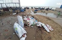 Kinh hãi rác ngập bãi biển tại ấp Hồ Tràm