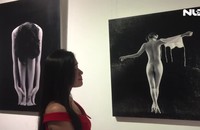 Đội mưa đi xem triển lãm ảnh khoả thân lần đầu tại Hà Nội