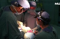 Cận cảnh mở sọ cứu trẻ não úng thủy