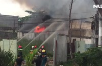 Cháy lớn xưởng vải vụn trong khu dân cư, khói đen ngùn ngụt