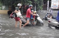 Ngập nặng ở khu Thảo Điền, nhiều người vật vã lội nước