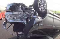 Ô tô con lật ngửa trên cao tốc Trung Lương