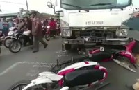 Xe tải đổ dốc cầu tông hàng loạt xe máy, 2 người chết