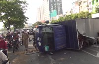 Xe tải lật chắn ngang, đại lộ Võ Văn Kiệt ùn tắc nhiều giờ