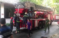 Tầng thượng khách sạn giữa trung tâm Sài Gòn bốc cháy dữ dội