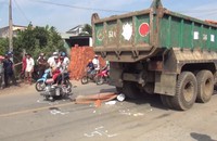 Tông 3 cô cháu ngã xuống đường, tài xế xe tải lùi xe cán chết bé gái