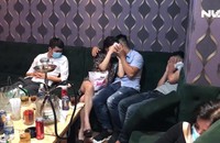 Cảnh sát đột kích nhà hàng Sun Flower, đưa 70 nam, nữ về trụ sở công an