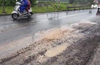 Vá “ổ voi” bằng… sỏi trên Quốc lộ 1