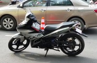 Va chạm với xe khách, thai phụ rơi xuống đường bị thương nặng