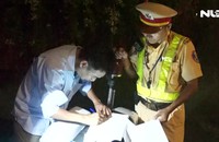 Nhiều “ma men” khoe quen “ông này, bà kia” khi bị CSGT thổi phạt