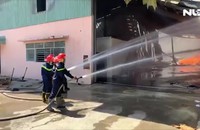 Bình Dương: Hai kho xưởng mút xốp rộng hơn 1000 m2 bị thiêu rụi