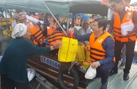 Tặng quà cho tiểu thương trên chợ nổi Cái Răng dịp Tết