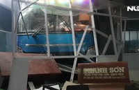 Xe khách tông vào nhà chờ, nhiều người thương vong