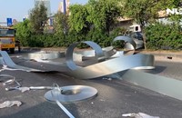 Kinh hoàng gần chục cuộn sắt rơi xuống xa lộ Hà Nội