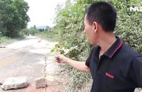 Đường bị băm nát, dân treo biển cầu cứu