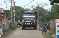 Xe “né” trạm thu phí, cày nát đường dân sinh