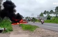 Xe khách bốc cháy dữ dội trên QL 20 khiến 3 bà cháu thương vong