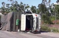 Xe chở hàng ngàn con vịt bị lật, người dân kéo đến “hôi của”