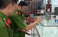 Truy bắt đối tượng dùng búa đập tủ kính, trộm tiệm vàng trong 5 giây