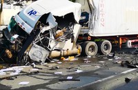 Clip: Xe đầu kéo va chạm xe bồn, 2 tài xế nhập viện cấp cứu