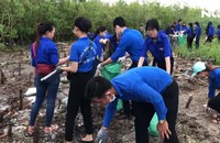 Tuổi trẻ Bạc Liêu chung tay làm sạch bờ biển, bảo vệ môi trường