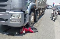 Xe tải cuốn xe máy vào gầm, 2 vợ chồng chết thảm