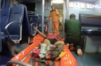 Khẩn cấp đưa ngư dân đứt lìa 2 chân vào bờ chữa trị