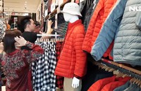 Hàng ngàn người xếp hàng vào cửa hàng Uniqlo đầu tiên tại TP HCM