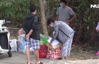 Xếp hàng chờ tiếp tế cho người thân ở khu cách ly