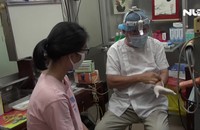 "Hô biến" đèn đội đầu khám bệnh thành mũ bảo hộ phòng dịch