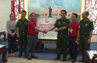 Báo Người Lao Động trao 2.000 lá cờ Tổ quốc tặng ngư dân Cần Giờ